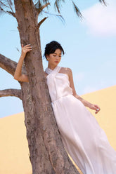 Robe longue en soie sans manches avec décolleté croisé et silhouette trapèze fluide